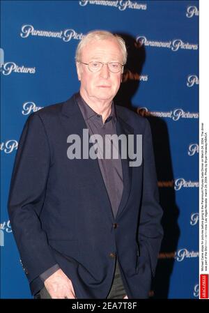 Michael Caine s'arrête pour prendre des photos avant d'aller au dîner de gala de Paramount Pictures le 24 mars 2004. Le dîner faisait partie de la conférence ShoWest. Las Vegas-Nevada 24 mars 2004. Photo de Bryan Haraway/ABACA Banque D'Images