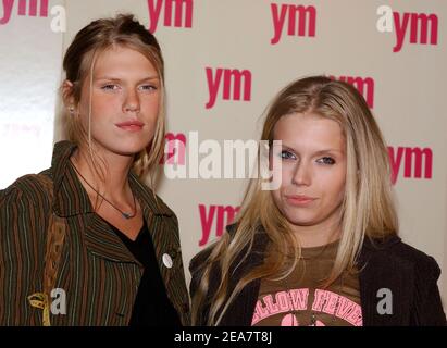 Alexandra (à gauche) et Theodora Richards (filles de Keith Richards) arrivent à la fête du YM Magazine pour célébrer le numéro spécial de MTV, qui s'est tenu au Spirit Club à New York, le mercredi 24 mars 2004. (Photo : Alexandra Richards, Theodora Richards). Photo de Nicolas Khayat/ABACA. Banque D'Images