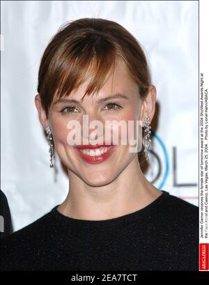 Jennifer Garner reçoit le prix de la star féminine de demain lors de la soirée des ShoWest Awards 2004 à l'Hôtel et Casino de Paris. Las Vegas, le 25 mars 2004. . Photo de Lionel Hahn/ABACA. Banque D'Images