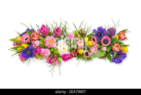 Bouquet de fleurs de printemps sur fond blanc. Tulipe, ranunculus, anémone Banque D'Images
