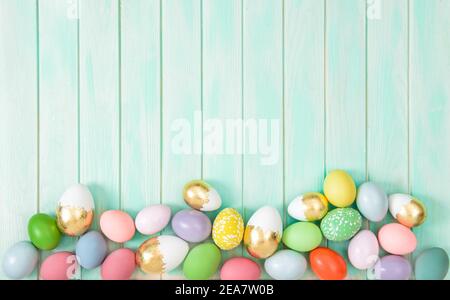 La décoration des oeufs de Pâques colorés sur fond de bois Banque D'Images