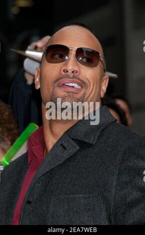 Actor the Rock arrive au théâtre Ed Sullivan pour son apparition sur le spectacle David Letterman pour parler de son dernier film Walking Tall, à New York, NY, USA - le 1er avril 2004. (Photo : le Rocher) photo d'Antoine Cau/Abaca Banque D'Images