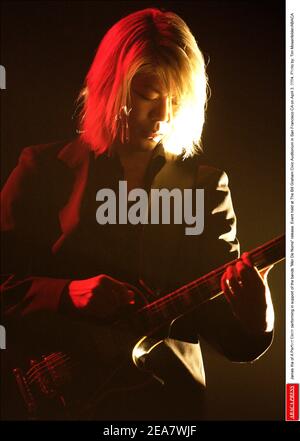 James Iha d'UN cercle parfait en appui à la libération des groupes Mer de NOMs. Événement tenu au Bill Graham Civic Auditorium à San Francisco CA le 3 avril 2004. Photo de: Tim Mosenfelder/ABACA Banque D'Images