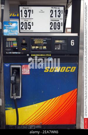 Une station-service Mobil sur le côté ouest de Manhattan, New York, le vendredi 2 avril 2004. Les prix du pétrole brut ont récemment atteint leur plus haut niveau depuis 14 ans. L'enquête privée de Lundberg a mis le prix de l'essence à l'échelle nationale cette semaine à $1.80 le gallon et à plus de $2 le gallon dans certaines régions. Alors que les prix du carburant sont déjà à des niveaux inconfortables pour les consommateurs, l'OPEP a pris une mesure qui pourrait pousser les prix encore plus haut en annonçant mercredi qu'elle allait réduire son objectif de production de pétrole brut de 4 pour cent. Photo de Nicolas Khayat/ABACA. Banque D'Images