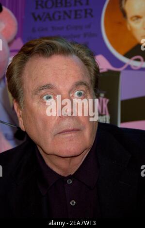 L'acteur Robert Wagner fait la promotion de la sortie du DVD Pink Panther Collection avec une signature en magasin à J&R Music World, à New York, NY, USA, le 5 avril 2004. Photo par Antoine Cau/Abaca Banque D'Images
