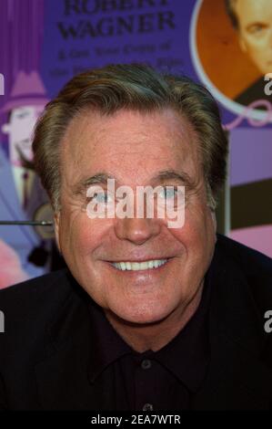 L'acteur Robert Wagner fait la promotion de la sortie du DVD Pink Panther Collection avec une signature en magasin à J&R Music World, à New York, NY, USA, le 5 avril 2004. Photo par Antoine Cau/Abaca Banque D'Images