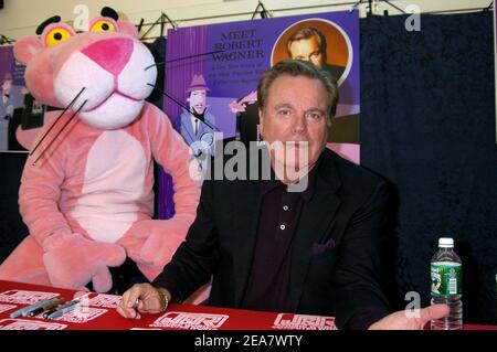L'acteur Robert Wagner fait la promotion de la sortie du DVD Pink Panther Collection avec une signature en magasin à J&R Music World, à New York, NY, USA, le 5 avril 2004. Photo par Antoine Cau/Abaca Banque D'Images