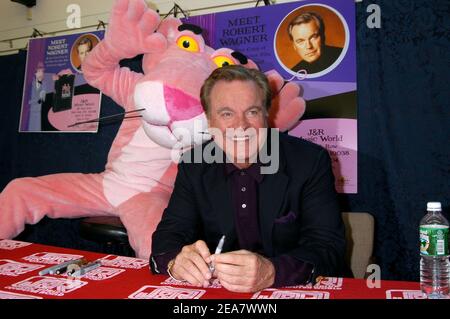 L'acteur Robert Wagner fait la promotion de la sortie du DVD Pink Panther Collection avec une signature en magasin à J&R Music World, à New York, NY, USA, le 5 avril 2004. Photo par Antoine Cau/Abaca Banque D'Images