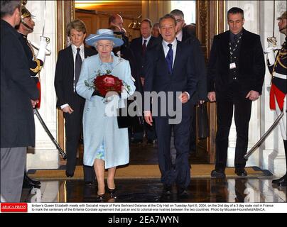 La reine Elizabeth de Grande-Bretagne rencontre le maire socialiste de Paris Bertrand Delanoe à l'hôtel de ville le mardi 6 avril 2004, Le 2ème jour d'une visite d'Etat de 3 jours en France pour marquer le centenaire de l'accord Entente Cordiale qui a mis fin aux rivalités de l'époque coloniale entre les deux pays. Photo de Mousse-Hounsfield/ABACA. Banque D'Images