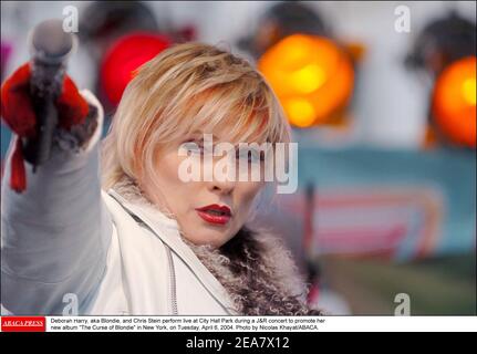 Deborah Harry, alias Blondie, et Chris Stein se sont produits en direct à City Hall Park lors d'un concert J&R pour promouvoir son nouvel album The Curse of Blondie à New York, le mardi 6 avril 2004. Photo de Nicolas Khayat/ABACA. Banque D'Images