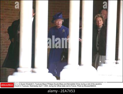 La reine Elizabeth II de Grande-Bretagne, le maire de Toulouse Philippe Douste-Blazy et Bernadette Chirac lors d'une visite de l'église Jacobins à Toulouse, le mercredi 7 avril 2004, lors de sa visite officielle en France. Photo de Mousse/ABACA. Banque D'Images