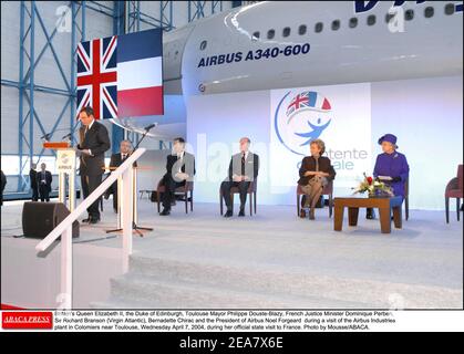 La Reine Elizabeth II de Grande-Bretagne, le duc d'Édimbourg, le maire de Toulouse, Philippe Douste-Blazy, le ministre français de la Justice, Dominique Perben, Sir Richard Branson (Virgin Atlantic), Bernadette Chirac et le président d'Airbus Noel Forgeard lors d'une visite de l'usine Airbus Industries à Colomiers, près de Toulouse, le mercredi 7 avril 2004, Lors de sa visite officielle en France. Photo de Mousse/ABACA. Banque D'Images