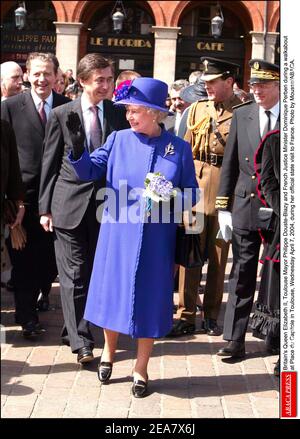 La reine Elizabeth II de Grande-Bretagne, le maire de Toulouse Philippe Douste-Blazy et le ministre français de la Justice Dominique Perben lors d'une visite à la place du Capitole à Toulouse, le mercredi 7 avril 2004, lors de sa visite officielle en France. Elle a été présentée avec une potée des fleurs violettes et une boîte de gourmandises violettes, y compris le miel violet, ainsi que le thé violet - dit avoir été un favori de la reine Victoria. Photo de Mousse/ABACA. Banque D'Images