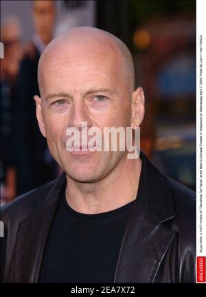 Bruce Willis à la première des dix verges au Mann's Chinese Theatre à Hollywood le mercredi 7 avril 2004. Photo de Lionel Hahn/ABACA. Banque D'Images