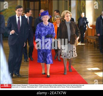 La reine Elizabeth II de Grande-Bretagne, le maire de Toulouse Philippe Douste-Blazy et Bernadette Chirac à l'hôtel de ville où ils déjeuneront, à Toulouse, le mercredi 7 avril 2004, au cours de sa visite officielle en France. Photo de Mousse/ABACA. Banque D'Images