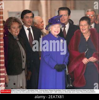 La reine Elizabeth II, Bernadette Chirac, le maire de Toulouse Philippe Douste-Blazy, le ministre français de la Justice Dominique Perben et Simone Veil lors d'une visite de l'église Jacobins à Toulouse, le mercredi 7 avril 2004, lors de sa visite officielle en France. Photo de Mousse/ABACA. Banque D'Images