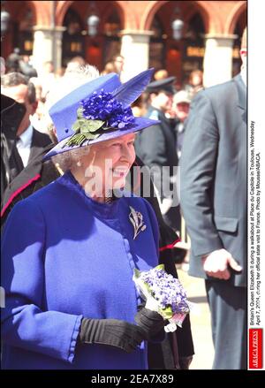 La reine Elizabeth II de Grande-Bretagne lors d'une promenade à la place du Capitole à Toulouse, le mercredi 7 avril 2004, lors de sa visite officielle en France. Elle a été présentée avec une potée des fleurs violettes et une boîte de gourmandises violettes, y compris le miel violet, ainsi que le thé violet - dit avoir été un favori de la reine Victoria. Photo de Mousse/ABACA. Banque D'Images