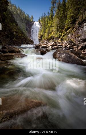 Haute cascade en Norvège. Henfallet tombe dans le look d'été. Forêt de montagne et rivière rocheuse. Grande chute d'eau en prise de vue longue exposition. Banque D'Images