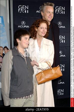 Susan Sarandon, Tim Robbins et leur fils arrivent au sauvés ! Projection, la nuit d'ouverture du 9e Festival annuel du film Gen Art, au Loews Lincoln Square, à New York, le mercredi 14 avril 2004. Photo de Nicolas Khayat/ABACA. Banque D'Images