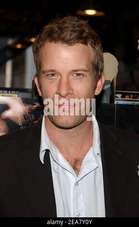 La star Punisher Thomas Jane pose pour des photos alors qu'il s'est arrêté au magasin Midtown Comics pour signer des souvenirs de la bande dessinée et du film à New York, le jeudi 15 avril 2004. Photo de Nicolas Khayat/ABACA. Banque D'Images