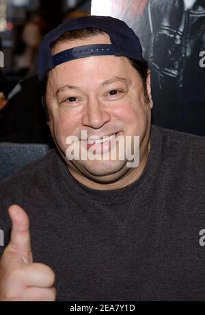 Joe Quesada (à gauche), rédacteur en chef de Marvel Comics, pose pour des photos alors qu'il s'arrêtait au magasin Midtown Comics pour signer des souvenirs de la bande dessinée et du film à New York, le jeudi 15 avril 2004. Photo de Nicolas Khayat/ABACA. Banque D'Images