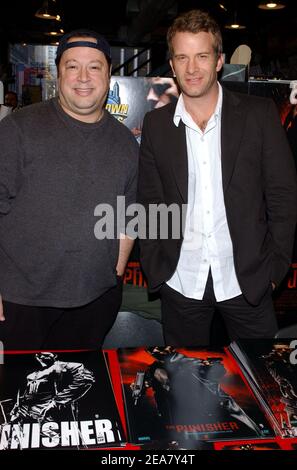 Joe Quesada, rédacteur en chef de Marvel Comics (à gauche) et Thomas Jane, la star de Punisher (à droite), posent pour des photos alors qu'ils s'arrêtaient au magasin Midtown Comics pour signer des souvenirs du livre de BD et du film à New York, le jeudi 15 avril 2004. (Photo : Joe Quesada, Thomas Jane). Photo de Nicolas Khayat/ABACA. Banque D'Images