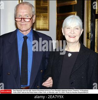 Paul Newman et sa femme Joanne Woodward arrivent au Tony Randall's National Actors Theatre's A Broadway Frolic 2004 qui s'est tenu à l'hôtel Plaza à New York, le lundi 19 avril 2004. Photo de Nicolas Khayat/ABACA. Banque D'Images