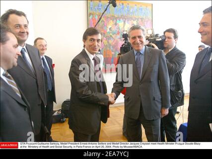Le président du GTA Guillaume Sarkozy, le président de Medef Ernest-Antoine Seillere et le directeur de Medef Jacques Creyssel rencontrent le ministre de la Santé Philippe Douste-Blazy à la Ministerie de la Santé et de la sécurité sociale, à Paris-France, le 20 avril 2004. Photo de Mousse/ABACA. Banque D'Images
