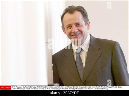 Le président du GTA Guillaume Sarkozy, le président de Medef Ernest-Antoine Seillere et le directeur de Medef Jacques Creyssel rencontrent le ministre de la Santé Philippe Douste-Blazy à la Ministerie de la Santé et de la sécurité sociale, à Paris-France, le 20 avril 2004. Photo de Mousse/ABACA. Photo : Guillaume Sarkozy. Banque D'Images