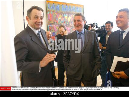 Le président du GTA Guillaume Sarkozy, le président de Medef Ernest-Antoine Seillere et le directeur de Medef Jacques Creyssel (de gauche à droite) arrivent à la Ministerie de la Santé et de la sécurité sociale pour rencontrer le ministre Philippe Douste-Blazy, à Paris-France, le 20 avril 2004. Photo de Mousse/ABACA. Banque D'Images