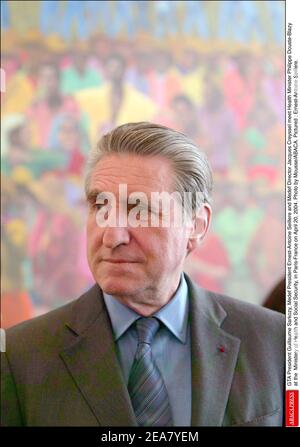 Le président du GTA Guillaume Sarkozy, le président de Medef Ernest-Antoine Seillere et le directeur de Medef Jacques Creyssel rencontrent le ministre de la Santé Philippe Douste-Blazy à la Ministerie de la Santé et de la sécurité sociale, à Paris-France, le 20 avril 2004. Photo de Mousse/ABACA. Photo : Ernest-Antoine Seillere. Banque D'Images