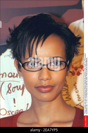 L'actrice française Sonia Rolland participe à la première du film le P'tit curieux du réalisateur Jean Marboeuf à Paris-France le 22 avril 2004. Photo de Bruno Klein/ABACA. Banque D'Images