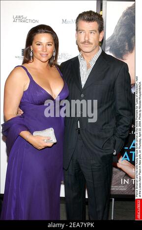 Pierce Brosnan et sa femme Keely Shaye Smith arrivent à la première mondiale pour les lois d'attraction, qui s'est tenue à la Loews Astor Plaza à New york, le jeudi 22 avril 2004. Photo de Nicolas Khayat/ABACA. Banque D'Images