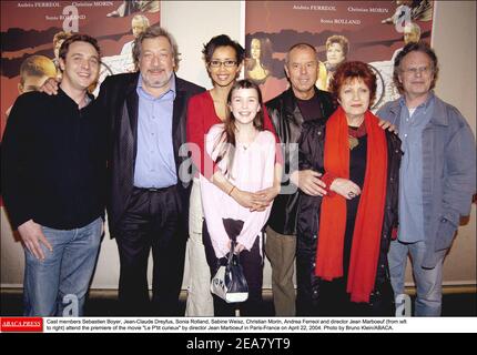 Les membres du casting Benjamin Boyer, Jean-Claude Dreyfus, Sonia Rolland, Salome Weisz, Christian Morin, Andrea Ferreol et le réalisateur Jean Marboeuf (de gauche à droite) assistent à la première du film le P'tit curieux du réalisateur Jean Marboeuf à Paris-France le 22 avril 2004. Photo de Bruno Klein/ABACA. Banque D'Images