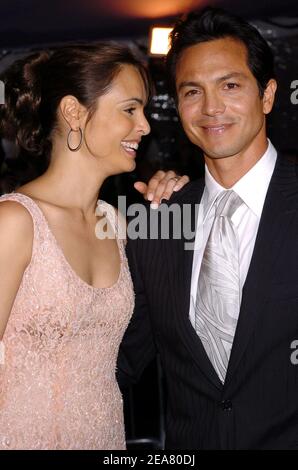 Benjamin Bratt et sa femme Talisa Soto arrivent au Gala dangereux Liaisons, mode et mobilier du XVIIIe siècle 2004 Costume Institute, qui s'est tenu au Metropolitan Muyseum of Art de New York, le lundi 26 avril 2004. (En photo : Benjamin Bratt, Talisa Soto). Photo de Nicolas Khayat/ABACA. Banque D'Images