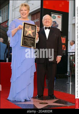 Jan et Mickey Rooney ont été honorés par la 2 2 52e étoile du Hollywood Walk of Fame. Los Angeles, le 26 avril 2004. Photo de Lionel Hahn/ABACA. Banque D'Images