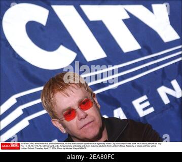 Sir Elton John, a annoncé dans une conférence de presse, sa première apparition de concert au légendaire radio City Music Hall de New York. Il se produit les 13, 14, 15, 16, 17 et 18 juillet avec son groupe et un orchestre symphonique complet et un choeur, avec des étudiants de la Royal Academy of Music de Londres et de la Julliard School de New york. Mardi 27 avril 2004. Photo de Nicolas Khayat/ABACA. Banque D'Images