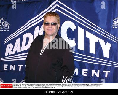 Sir Elton John, a annoncé dans une conférence de presse, sa première apparition de concert au légendaire radio City Music Hall de New York. Il se produit les 13, 14, 15, 16, 17 et 18 juillet avec son groupe et un orchestre symphonique complet et un choeur, avec des étudiants de la Royal Academy of Music de Londres et de la Julliard School de New york. Mardi 27 avril 2004. Photo de Nicolas Khayat/ABACA. Banque D'Images