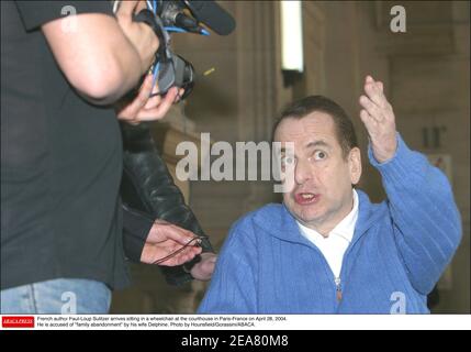 L'auteur français Paul-Loup Sulitzer arrive assis en fauteuil roulant au palais de justice de Paris-France le 28 avril 2004. Il est accusé d'abandon de famille par son épouse Delphine. Photo de Hounsfield/Gorassini/ABACA. Banque D'Images