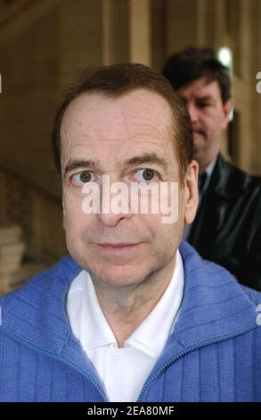 L'auteur français Paul-Loup Sulitzer arrive assis en fauteuil roulant au palais de justice de Paris-France le 28 avril 2004. Il est accusé d'abandon de famille par son épouse Delphine. Photo de Hounsfield/Gorassini/ABACA. Banque D'Images