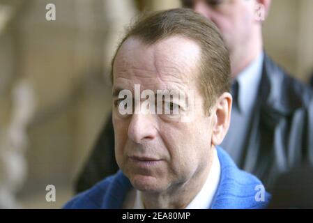 L'auteur français Paul-Loup Sulitzer arrive assis en fauteuil roulant au palais de justice de Paris-France le 28 avril 2004. Il est accusé d'abandon de famille par son épouse Delphine. Photo de Hounsfield/Gorassini/ABACA. Banque D'Images