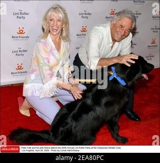 Peter Falk et sa femme Shera assistent à la fête annuelle des rouleaux de charpie 2004 au Hollywood Athletic Club. Los Angeles, le 28 avril 2004. . Photo de Lionel Hahn/Abaca. Banque D'Images