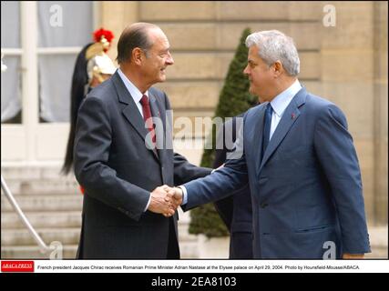 Le président français Jacques Chirac reçoit le Premier ministre roumain Adrian Nastase à l'Elysée le 29 avril 2004. Photo de Hounsfield-Mousse/ABACA. Banque D'Images