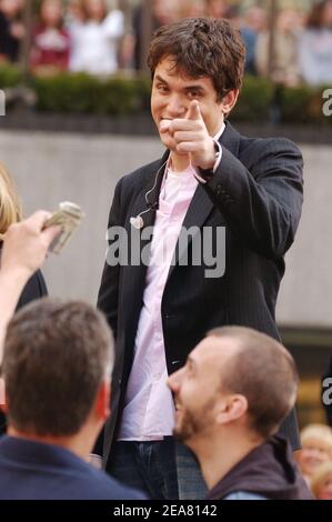 John Mayer joue en direct sur la plaza au Rockefeller Center dans le cadre de la série de concerts Toyota Today Show de NBC à New York, le vendredi 30 avril 2004. (Photo : John Mayer). Photo de Nicolas Khayat/ABACA. Banque D'Images