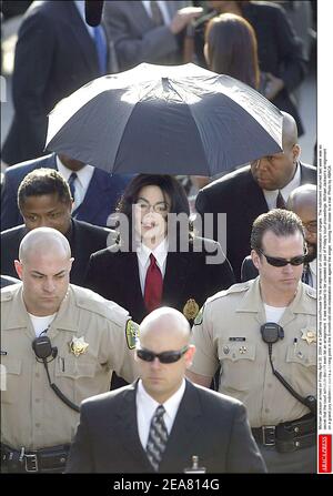 Michael Jackson est arrivé le vendredi 30 avril 2004 dans un palais de justice de Californie pour son accusation d'agression contre des enfants. L'inculpation retournée la semaine dernière était si secrète que l'horaire du tribunal ne faisait même pas l'objet d'un RAID. Elle devait être non scellée dans le cadre des procédures judiciaires de vendredi. L'accusation de Michael Jackson à l'encontre d'un grand jury marque un tournant dans l'affaire de molestation d'enfants de 5 mois contre le chanteur, ce qui le rapproche d'un procès. Photo par ABACA Banque D'Images