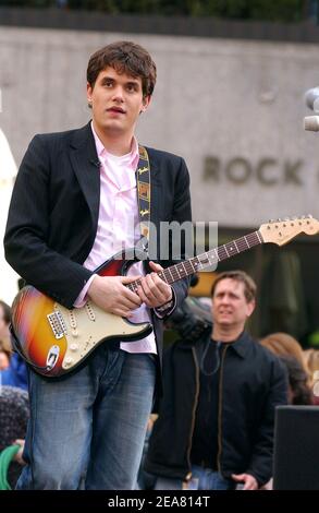 John Mayer joue en direct sur la plaza au Rockefeller Center dans le cadre de la série de concerts Toyota Today Show de NBC à New York, le vendredi 30 avril 2004. (Photo : John Mayer). Photo de Nicolas Khayat/ABACA. Banque D'Images