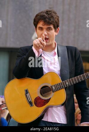 John Mayer joue en direct sur la plaza au Rockefeller Center dans le cadre de la série de concerts Toyota Today Show de NBC à New York, le vendredi 30 avril 2004. (Photo : John Mayer). Photo de Nicolas Khayat/ABACA. Banque D'Images