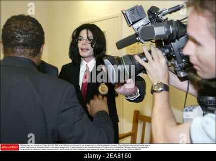 Michael Jackson est arrivé le vendredi 30 avril 2004 dans un palais de justice de Californie pour son accusation d'agression contre des enfants. L'inculpation retournée la semaine dernière était si secrète que l'horaire du tribunal ne faisait même pas l'objet d'un RAID. Elle devait être non scellée dans le cadre des procédures judiciaires de vendredi. L'accusation de Michael Jackson à l'encontre d'un grand jury marque un tournant dans l'affaire de molestation d'enfants de 5 mois contre le chanteur, ce qui le rapproche d'un procès. Photo par ABACA Banque D'Images