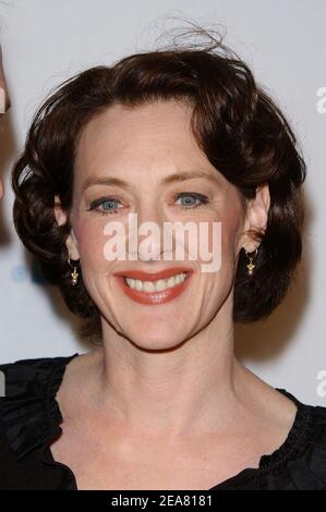 Joan Cusack arrive à la première mondiale de lever Helen le soir de l'ouverture du Tribeca film Festival 2004 à New York, le samedi 1er mai 2004. (Photo : Joan Cusack). Photo de Nicolas Khayat/ABACA. Banque D'Images