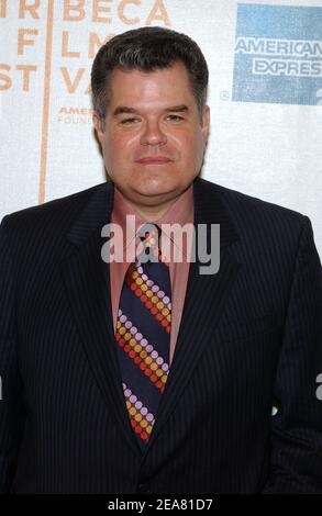 Michael Badalucco, membre du casting, arrive à la première 2B parfaitement honnête, dans le cadre du Tribeca film Festival 2004, qui s'est tenu à l'Université Pace à New York, le dimanche 2 mai 2004. (Photo : Michael Badalucco). Photo de Nicolas Khayat/ABACA. Banque D'Images